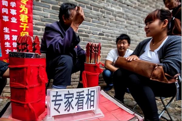 算命先生如何轻松判断你家有几口人？揭秘其背后的心理学技巧